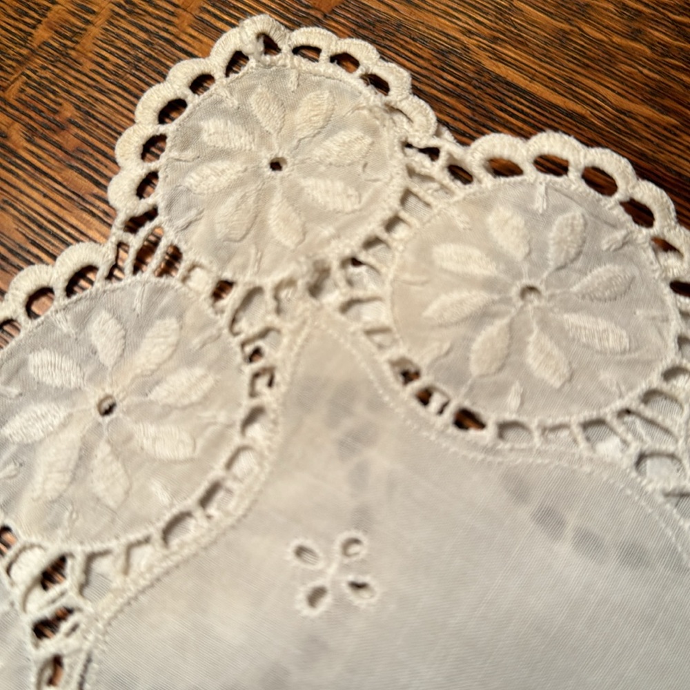 Vintage Eyelet Dresser Table Runner - Picture 2 of 3